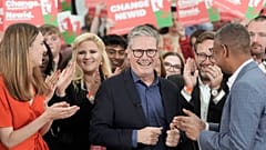 Der Vorsitzende der Labour-Partei, Keir Starmer (Mitte), kommt mit dem Ersten Minister von Wales, Vaughan Gething (rechts), zu einem Besuch des West Regwm Farm Events Venue in Carmarthenshire
