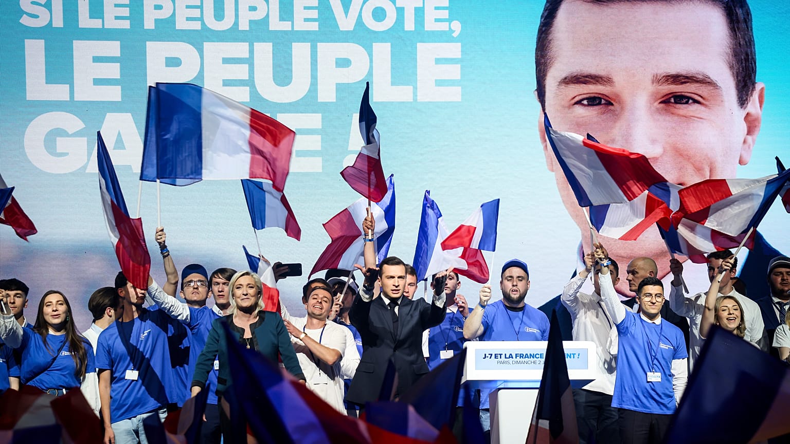 Fransız aşırı sağcı Ulusal Ralli lideri Marine Le Pen, solda ve yaklaşan Avrupa seçimleri için partinin baş adayı Jordan Bardella.