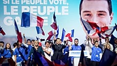 Fransız aşırı sağcı Ulusal Ralli lideri Marine Le Pen, solda ve yaklaşan Avrupa seçimleri için partinin baş adayı Jordan Bardella.