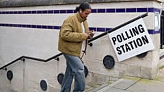 Eine Frau verlässt nach der Stimmabgabe in London ein Wahllokal