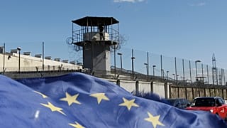 ARCHIVO: Un soldado hace guardia en Rustavi, a unos 20 kilómetros de la capital, Tbilisi, Georgia, el lunes 4 de octubre de 2021.