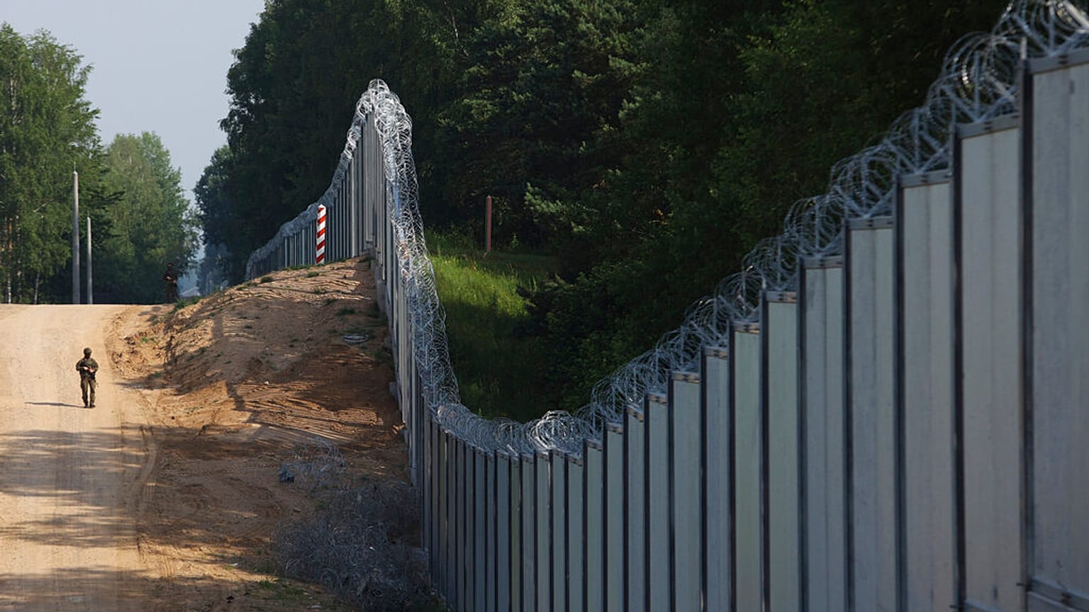 área de um muro metálico recentemente construído na fronteira entre a Polónia e a Bielorrússia, perto de Kuznice, Polónia, quinta-feira, 30 de junho de 2022. 