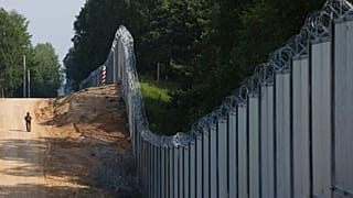 área de um muro metálico recentemente construído na fronteira entre a Polónia e a Bielorrússia, perto de Kuznice, Polónia, quinta-feira, 30 de junho de 2022.