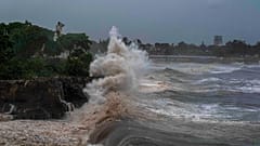 Ondas do furacão Beryl atingem o paredão em Santo Domingo, República Dominicana, terça-feira, 2 de julho de 2024. 