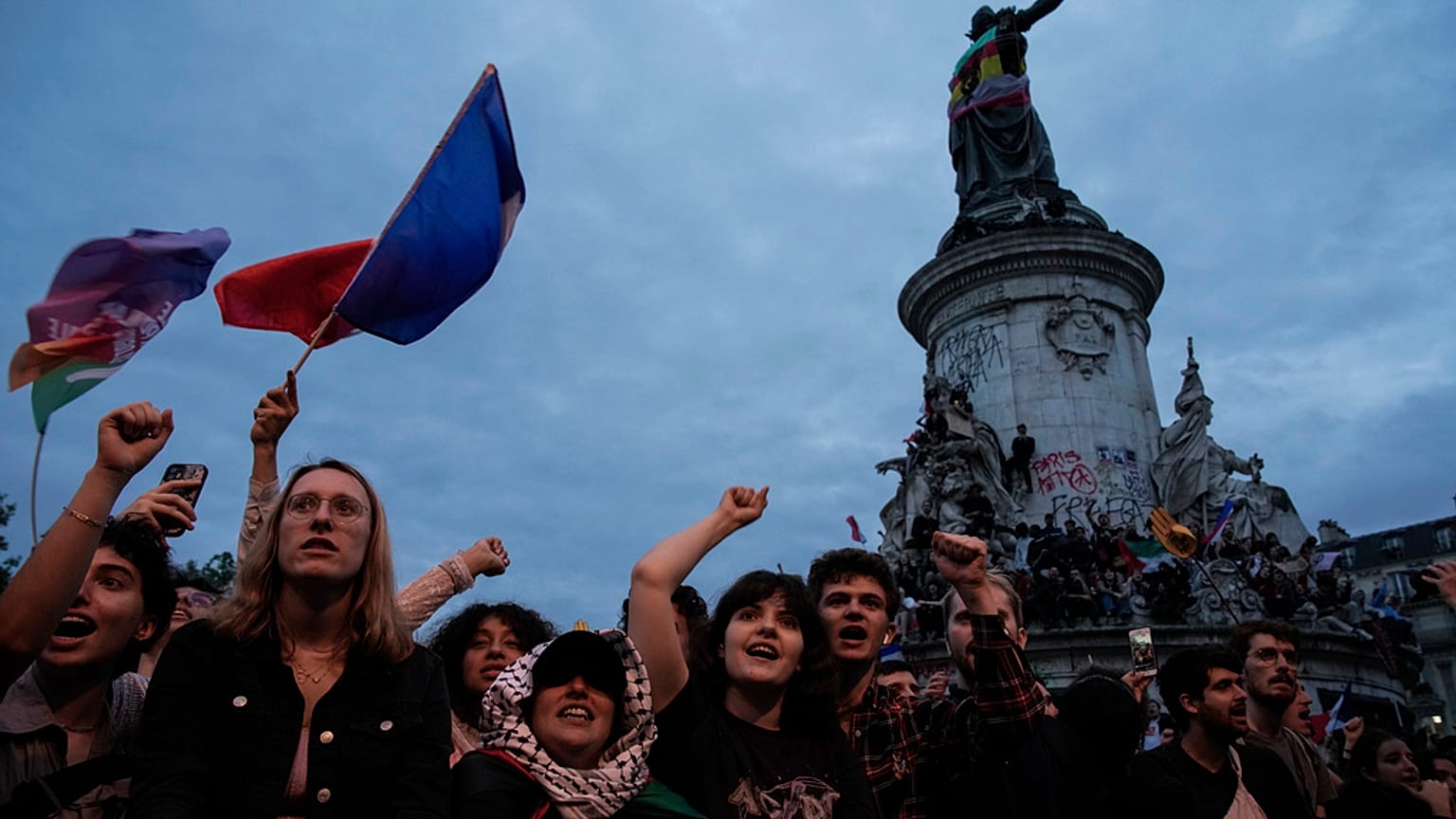 Fransız muhalefet partileri ve dernekleri önümüzdeki Pazar günü yapılacak parlamento seçimlerinde Marine Le Pen'in aşırı sağcı Ulusal Ralli'sinin ezici bir zafer kazanmasını engellemeye çalışıyor
