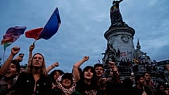 Tausende haben sich in Paris versammelt, um gegen die Ergebnisse der ersten Runde der Französischen Parlamentswahlen zu protestieren. 