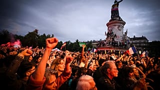 Manifestantes cerram os punhos durante uma concentração na praça da República, num protesto contra a extrema-direita, quarta-feira, 3 de julho de 2024, em Paris.