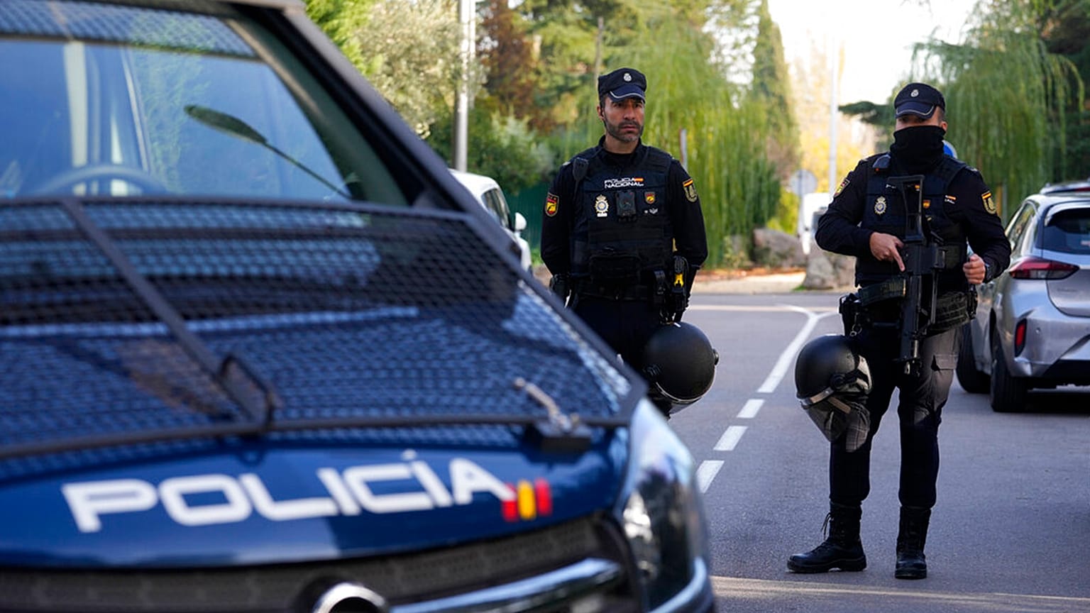 Polis memurları Madrid'de bölgeyi kordon altına alırken nöbet tutuyor, 30 Kasım 2022