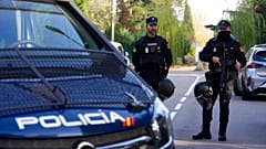 Polis memurları Madrid'de bölgeyi kordon altına alırken nöbet tutuyor, 30 Kasım 2022