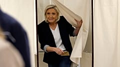 Die französische Rechtsextremistin Marine Le Pen verlässt die Wahlkabine vor der Stimmabgabe bei den Europawahlen, 9. Juni 2024