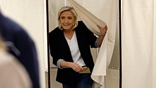 Marine Le Pen, leader de l'extrême droite française, sort de l'isoloir avant de voter pour les élections européennes, le 9 juin 2024.