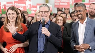 Keir Starmer, a brit Munkáspárt vezetője (középen) egy whitlandi kampányrendezvényen, Walesben 2024. július 3-án.