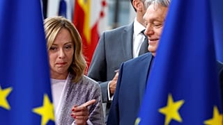 Orbán Viktor Magyarország miniszterelnöke Giorgia Meloni olasz miniszterelnökkel beszélget egy csoportkép előtt egy brüsszeli EU-csúcson, 2024. június 27-én,