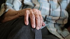 La mano de un anciano.