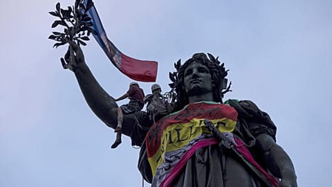 تمثال الجمهورية في باريس يلفه العلم الفرنسي أثناء مظاهرة ضد اليمين المتطرف. التاريخ 3 يوليو 2024 