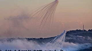 ARCHIVO - Proyectiles explotan sobre Dahaira, una aldea fronteriza libanesa con Israel, en el sur del Líbano, el 16 de octubre de 2023.
