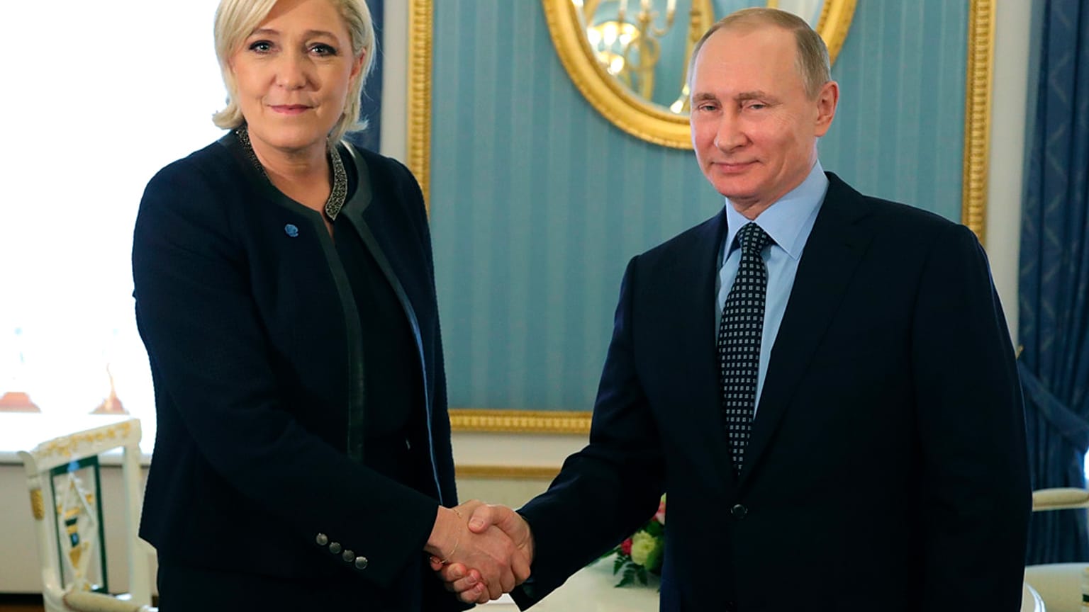Marine Le Pen, a francia választásokat megnyerő ellenzéki Nemzeti Tömörülés frakcióvezetője és Vlagyimir Putyin 2017-ben
