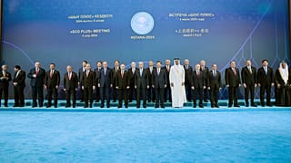 صورة جماعية لقادة الدول الأعضاء في منظمة شنغهاي للتعاون في أستانا بكزخستان