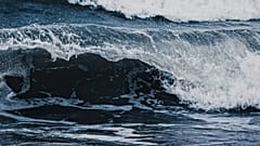 أمواج المحيط خلال النهار 