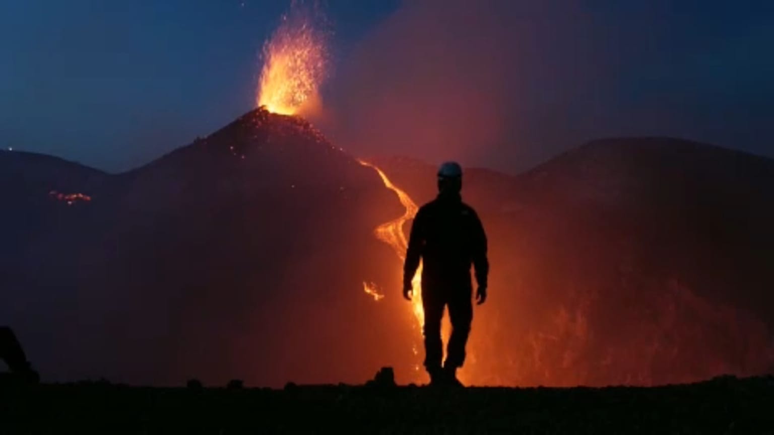 Monte Etna: Vulcão mais alto da Europa entrou em erupção 