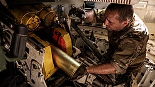 Un militar se prepara para disparar un obús 'Gvozdika' de 120 mm de fabricación soviética hacia las posiciones rusas en las afueras de Chasiv Yar, 22 de junio de 2024.