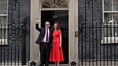 A munkáspárti Keir Starmer a Downing Street 10 előtt