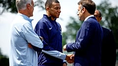  El presidente francés Emmanuel Macron, a la derecha, estrecha la mano de Kylian Mbappe junto al seleccionador Didier Deschamps en París, el 3 de junio de 2024.