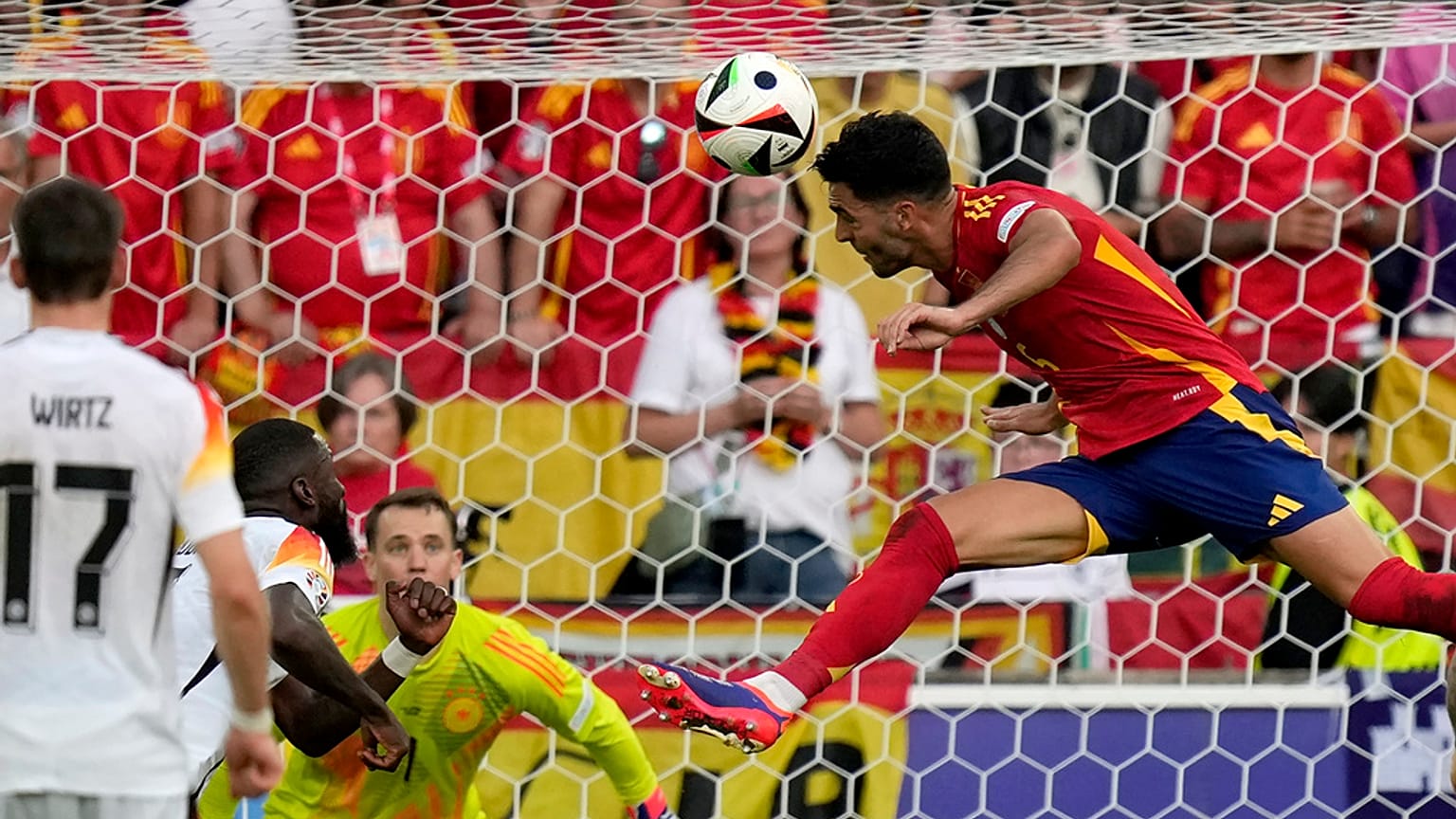 L'Espagnol Mikel Merino marque le deuxième but de son équipe lors du quart de finale contre l'Allemagne