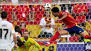 L'Espagnol Mikel Merino marque le deuxième but de son équipe lors du quart de finale contre l'Allemagne