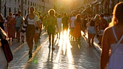 Turisták özöne a dubrovniki óváros főutcáján