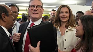Le leader du parti travailliste Keir Starmer et son épouse Victoria au dépouillement de la circonscription de Holborn et St Pancras, à Londres, le vendredi 5 juillet 2024.