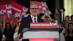 Der Vorsitzende der Labour-Partei, Keir Starmer, spricht zu seinen Anhänger:innen in der Tate Modern in London, Freitag, 5. Juli 2024. 