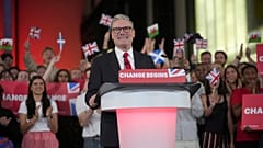 Der Vorsitzende der Labour Party, Keir Starmer, spricht zu seinen Unterstützern im Tate Modern in London.