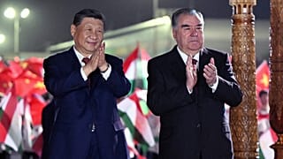 الرئيس الطاجيكي إمام علي رحمان إلى جانب الرئيس الصيني شي  شي جينبينغ