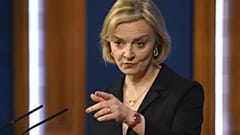 İngiltere'nin 'en kısa süreli başbakanı' Liz Truss parlamentodaki sandalyesini kaybetti.