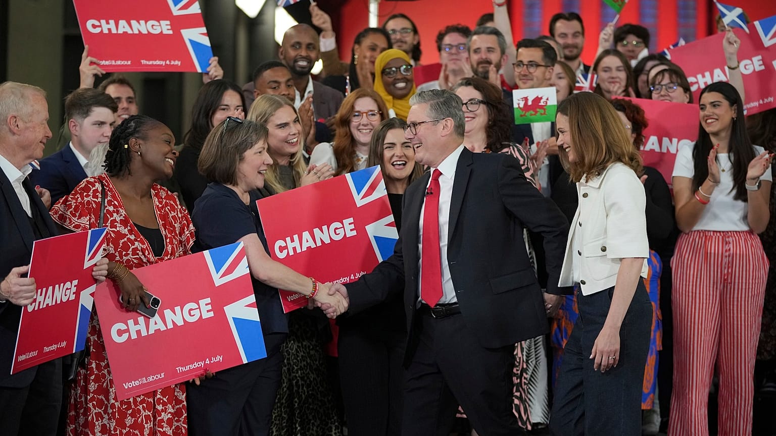 New PM Sir Keir Starmer and his wife Victoria greet supporters at the Tate Gallery