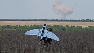 Работа украинского разведывательного подразделения "Очи", на заднем плане – дым после российских авиаударов, Донецкая область, 30 июня 2024 года.