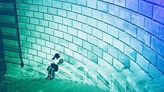 Una mujer se sienta durante las altas temperaturas en Marsella, agosto de 2023