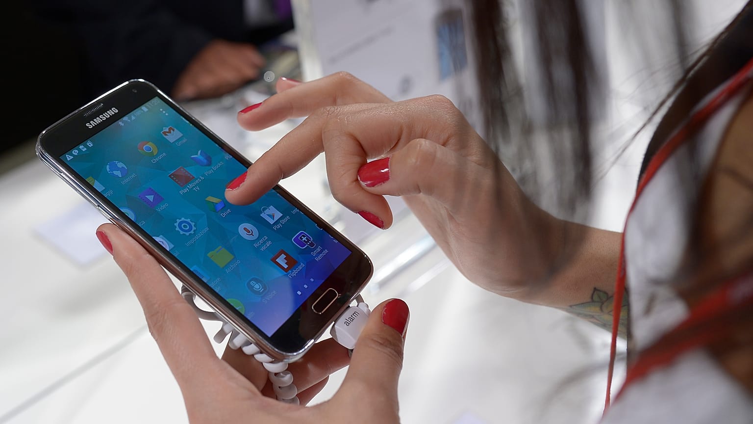 Μια γυναίκα χρησιμοποιεί ένα τηλέφωνο Samsung στη Βαρκελώνη, Ισπανία. 