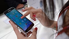 Una mujer utiliza un teléfono Samsung en Barcelona, España. 