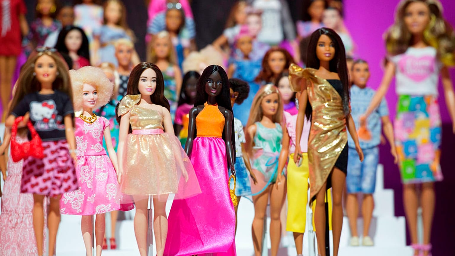 Κούκλες Barbie εκτίθενται στον εκθεσιακό χώρο της Mattel στην έκθεση παιχνιδιών στη Νέα Υόρκη
