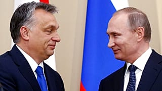 PresidenteVladimir Putin, à direita, e o Primeiro-Ministro húngaro Viktor Orban participam numa conferência de imprensa conjunta em fevereiro de 2016