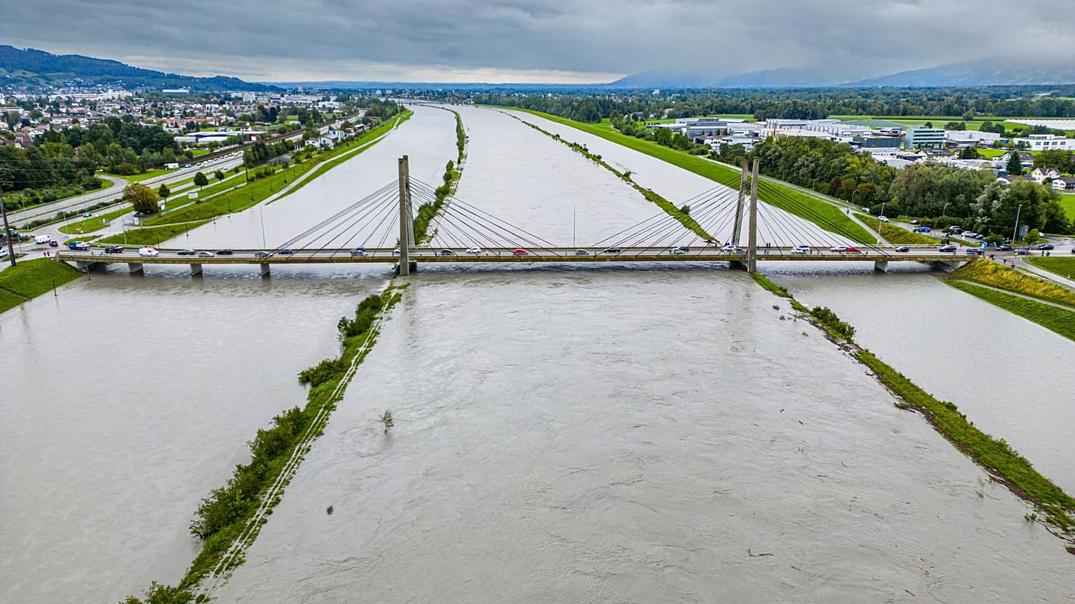 El río Rin inunda las zonas situadas entre las presas de protección del puente del Rin en Diepoldsau, cerca del lago Constanza, Suiza, en 2023. 