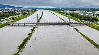 El río Rin inunda las zonas situadas entre las presas de protección del puente del Rin en Diepoldsau, cerca del lago Constanza, Suiza, en 2023. 