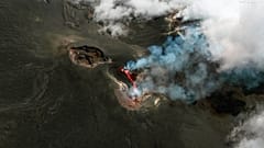 Esta imagen infrarroja en color publicada por Maxar Technologies muestra la lava que fluye del volcán Etna en erupción, en Sicilia, Italia, el jueves.