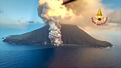 Dicke Rauchwolken steigen vom Vulkan Stromboli in die Höhe.