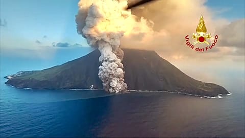Dicke Rauchwolken steigen vom Vulkan Stromboli in die Höhe.