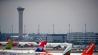 Os aviões estão estacionados na pista do aeroporto Charles de Gaulle, em Roissy, perto de Paris.