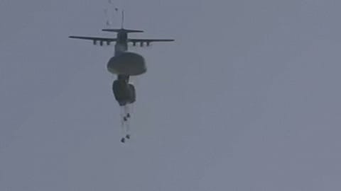 Suministros caen desde un avión a Gaza.