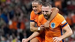 De Vrij célèbre le but égalisateur contre la Turquie.
